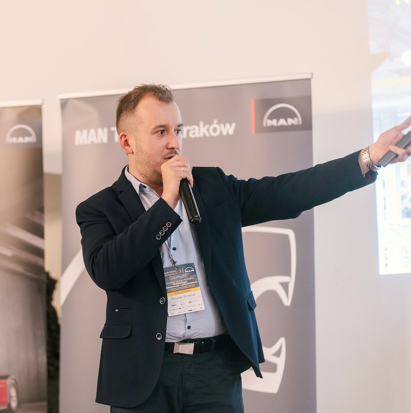 Wystąpienie na konferencji — kadr ze sceny